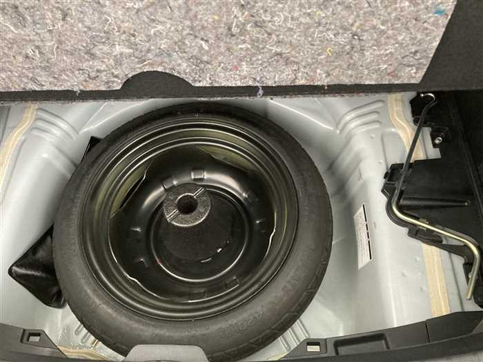 2012 Toyota Vitz DBA-NSP130 (UW-693d25a1e8194)[13]