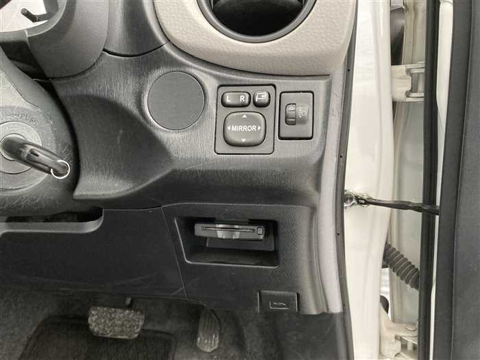 2012 Toyota Vitz DBA-NSP130 (UW-693d25a1e8194)[18]