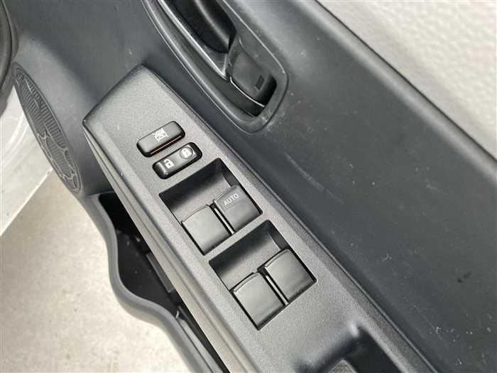 2012 Toyota Vitz DBA-NSP130 (UW-693d25a1e8194)[19]