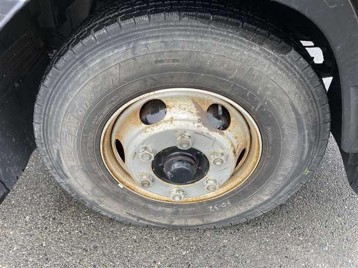 2011 Isuzu Forward SKG-FRR90S1 (UW-69b2795963177)[12]