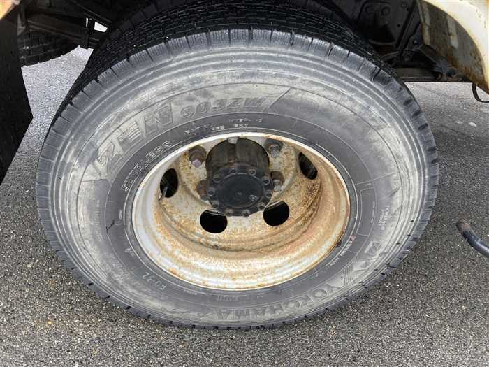 2011 Isuzu Forward SKG-FRR90S1 (UW-69b2795963177)[13]