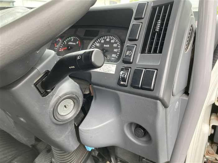 2011 Isuzu Forward SKG-FRR90S1 (UW-69b2795963177)[23]