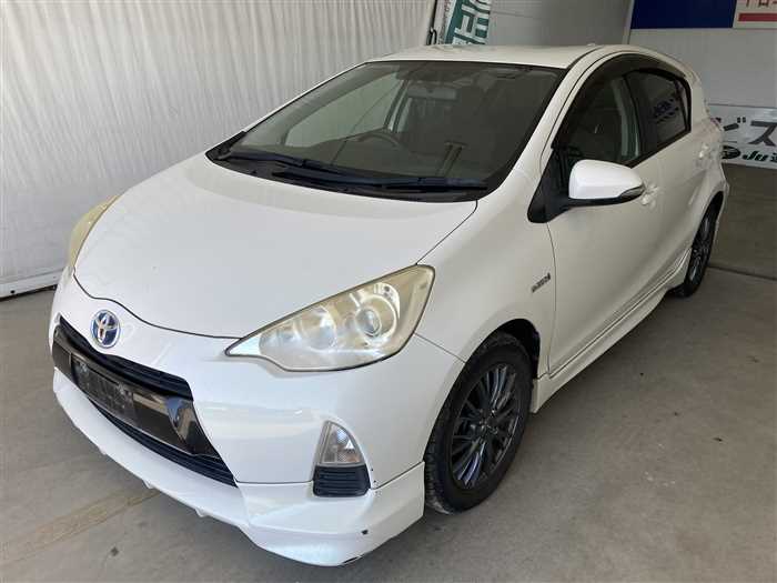 2013 Toyota Aqua DAA-NHP10