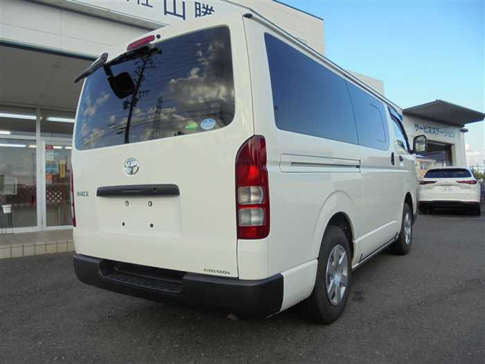2020 Toyota Hiace Van GDH206V (UW-694cf5d9d0de0)[2]