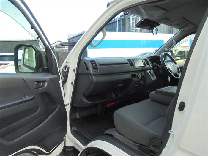 2020 Toyota Hiace Van GDH206V (UW-694cf5d9d0de0)[12]