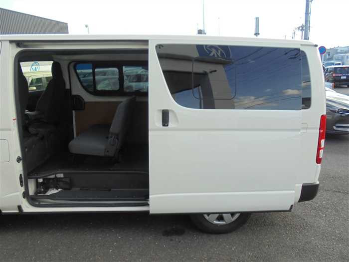 2020 Toyota Hiace Van GDH206V (UW-694cf5d9d0de0)[13]