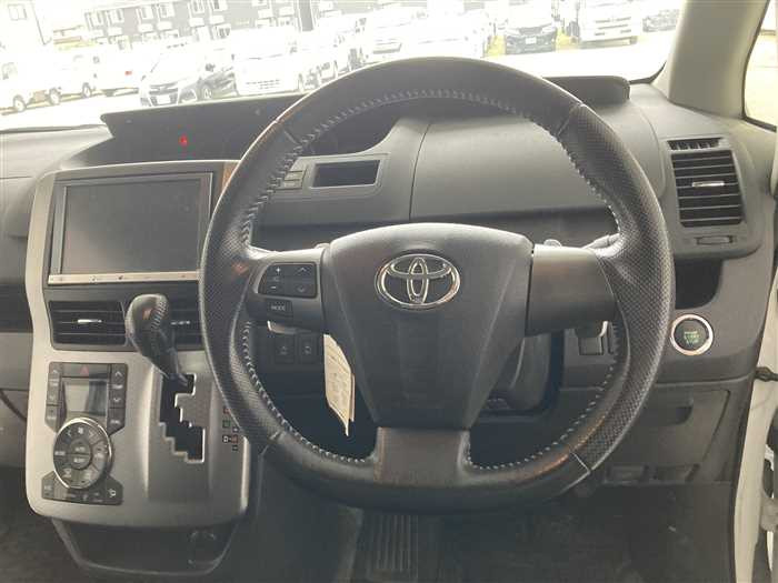 2013 Toyota Voxy DBA-ZRR70W (UW-695e10fcbe732)[15]