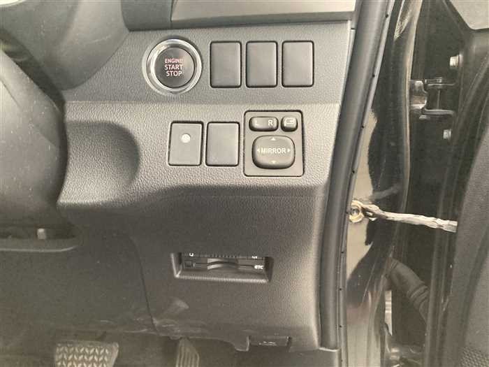 2013 Toyota Ractis DBA-NCP120 (UW-6981ac56d1798)[18]