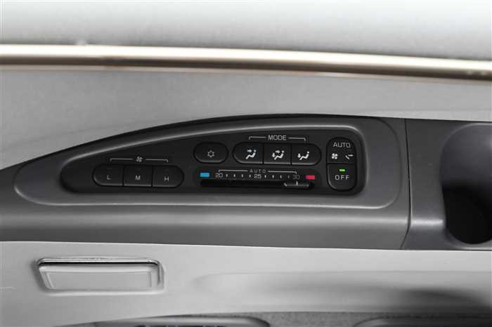 2005 Mitsubishi Delica Spacegear GH-PD6W (UW-695e1127d1c67)[16]