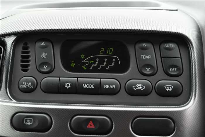 2005 Mitsubishi Delica Spacegear GH-PD6W (UW-695e1127d1c67)[22]