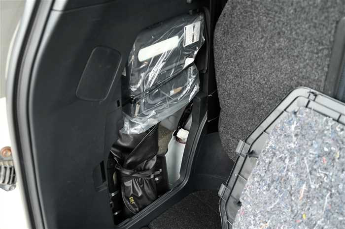 2013 Toyota Estima DBA-ACR50W (UW-6981ac55e218d)[16]