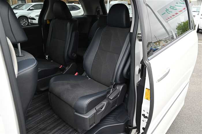 2013 Toyota Estima DBA-ACR50W (UW-6981ac55e218d)[17]