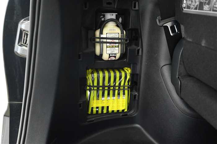 2014 Toyota Noah DBA-ZRR80W (UW-69426910526f6)[15]