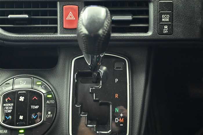 2014 Toyota Noah DBA-ZRR80W (UW-69426910526f6)[21]