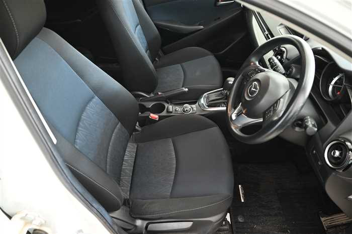 2015 Mazda Demio LDA-DJ5AS (UW-694660e97efba)[8]