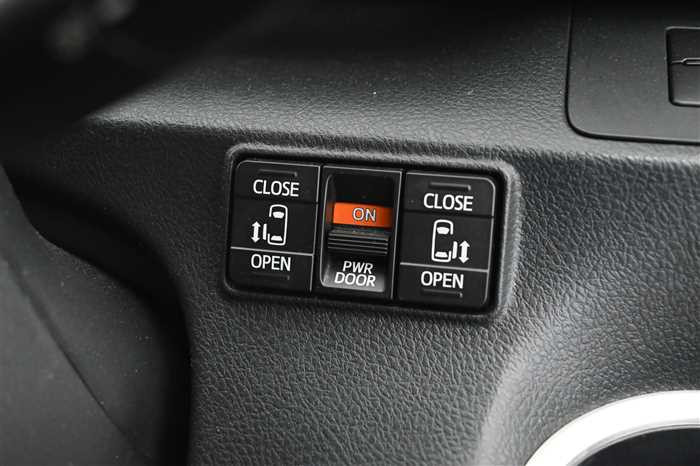 2018 Toyota Sienta DBA-NSP170G (UW-69ad001cac0b9)[25]