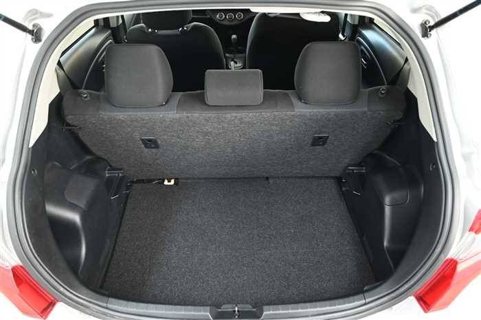 2016 Toyota Vitz DBA-KSP130 (UW-6942691eb0df9)[12]