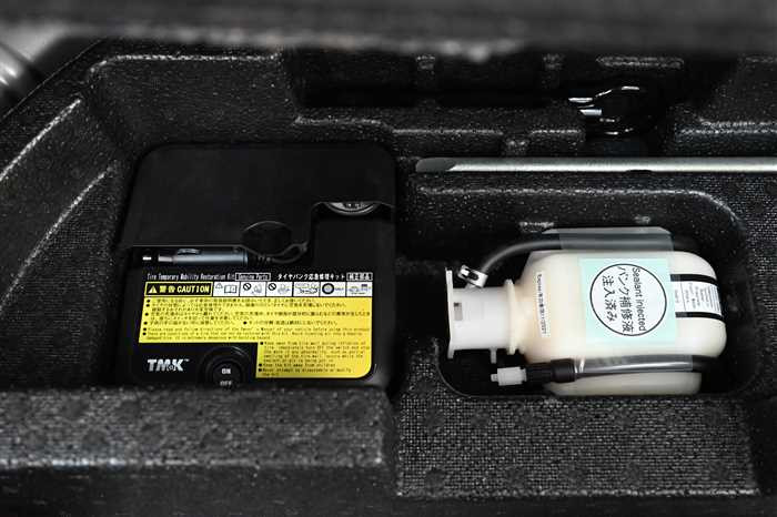 2016 Toyota Vitz DBA-KSP130 (UW-6942691eb0df9)[13]