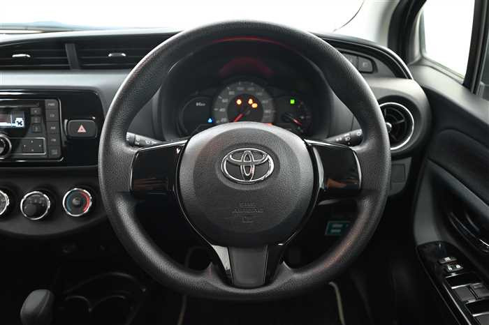 2016 Toyota Vitz DBA-KSP130 (UW-6942691eb0df9)[17]