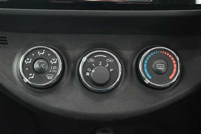 2016 Toyota Vitz DBA-KSP130 (UW-6942691eb0df9)[19]