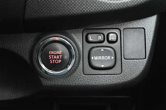 2016 Toyota Vitz DBA-KSP130 (UW-6942691eb0df9)[22]