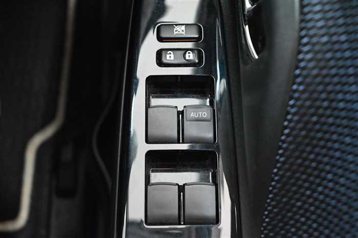 2016 Toyota Vitz DBA-KSP130 (UW-6942691eb0df9)[24]