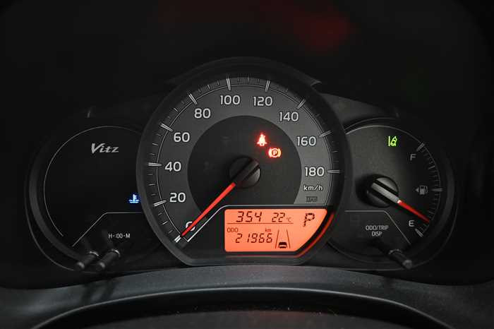 2016 Toyota Vitz DBA-KSP130 (UW-6942691eb0df9)[26]