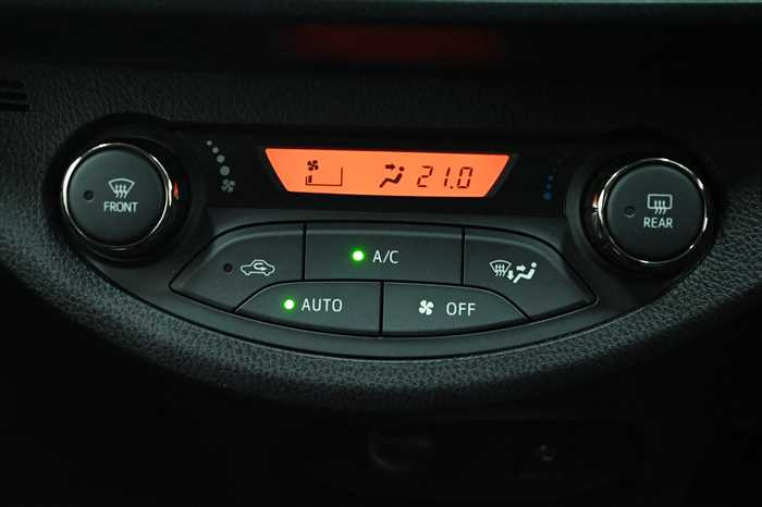 2018 Toyota Vitz DBA-NSP130 (UW-695cb8f5d99bd)[20]