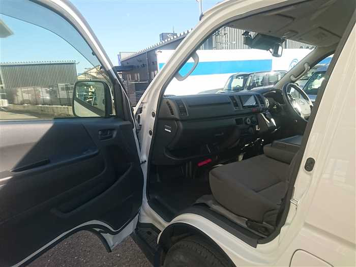 2020 Toyota Hiace Van TRH200V (UW-69ad000753cb0)[9]