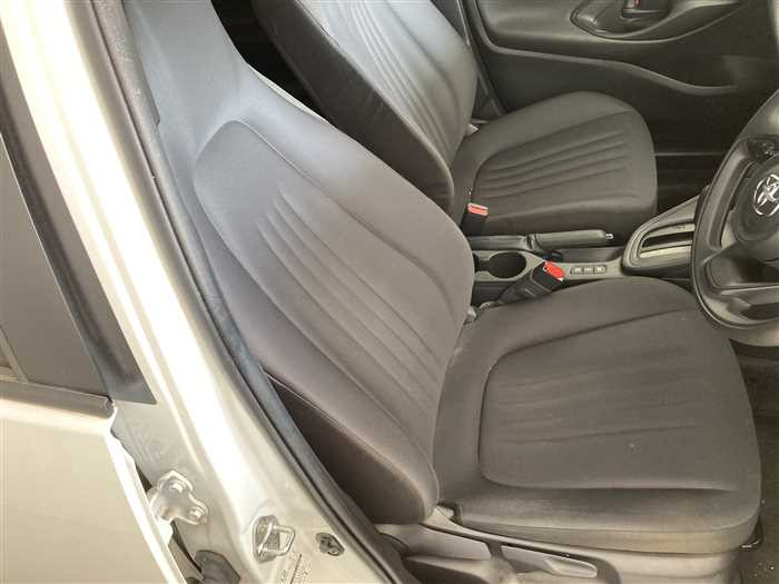 2022 Toyota Yaris 6AA-MXPH10 (UW-69771e4c6b780)[9]