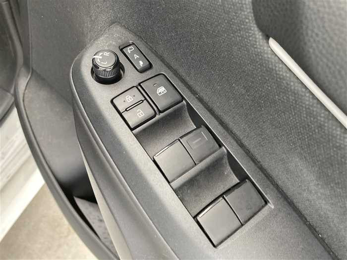 2022 Toyota Yaris 6AA-MXPH10 (UW-69771e4c6b780)[18]