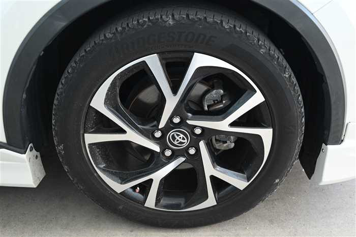 2017 Toyota C-HR ZYX10 (UW-69771e518a409)[6]