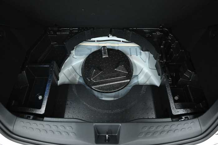 2017 Toyota C-HR ZYX10 (UW-69771e518a409)[11]