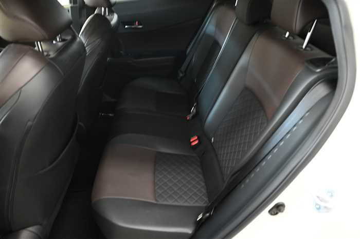 2017 Toyota C-HR ZYX10 (UW-69771e518a409)[12]