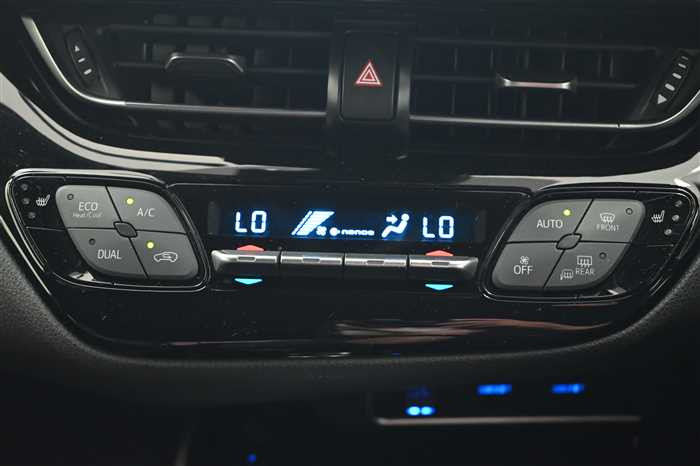 2017 Toyota C-HR ZYX10 (UW-69771e518a409)[20]