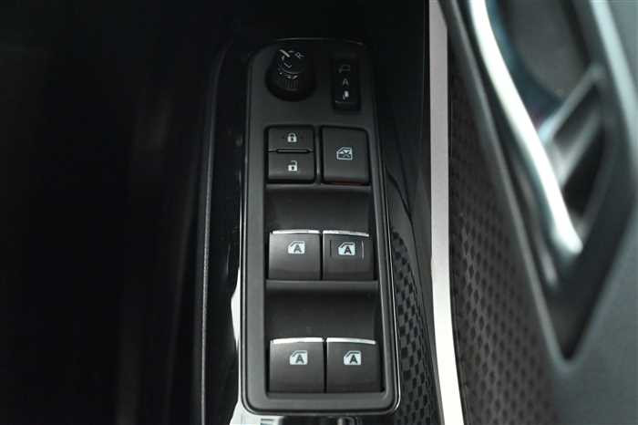 2017 Toyota C-HR ZYX10 (UW-69771e518a409)[24]