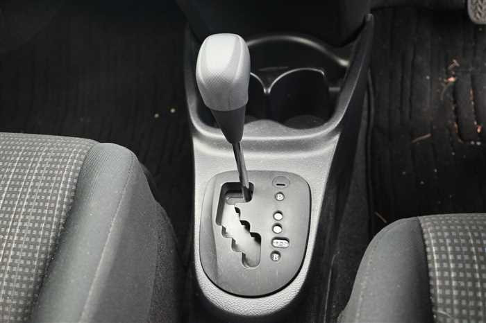 2015 Toyota Vitz DBA-NSP130 (UW-694cf60cf0aca)[14]