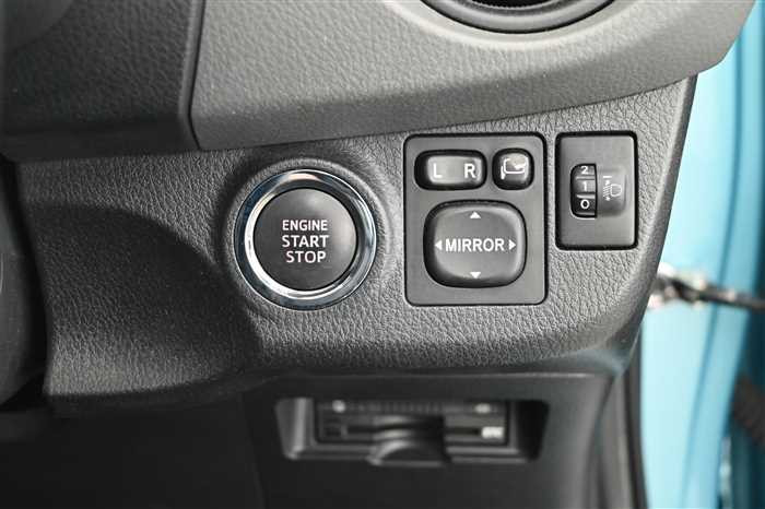 2015 Toyota Vitz DBA-NSP130 (UW-694cf60cf0aca)[17]