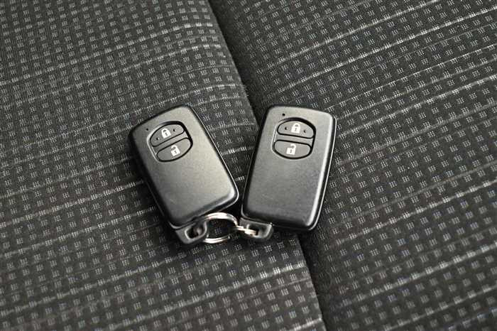 2015 Toyota Vitz DBA-NSP130 (UW-694cf60cf0aca)[22]