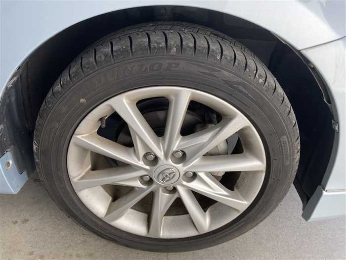 2013 Toyota Prius alpha DAA-ZVW41W (UW-695e10f067d62)[7]