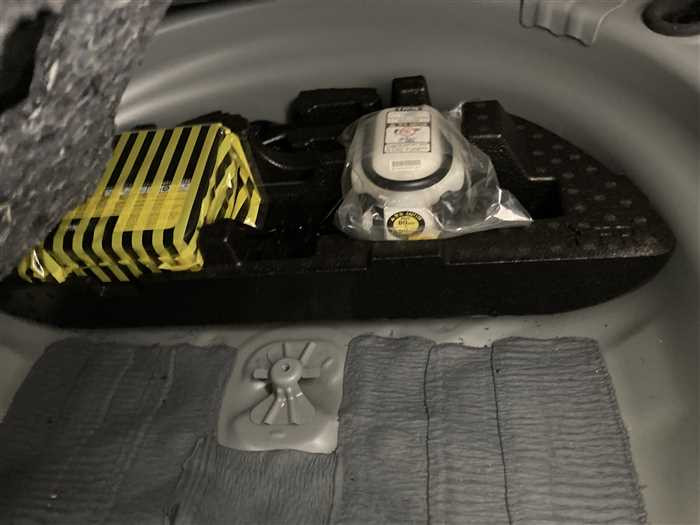 2013 Toyota Prius alpha DAA-ZVW41W (UW-695e10f067d62)[12]