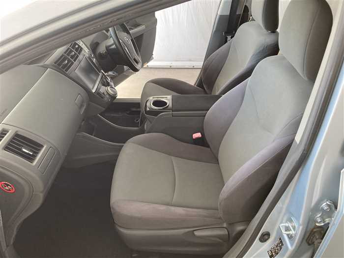 2013 Toyota Prius alpha DAA-ZVW41W (UW-695e10f067d62)[14]