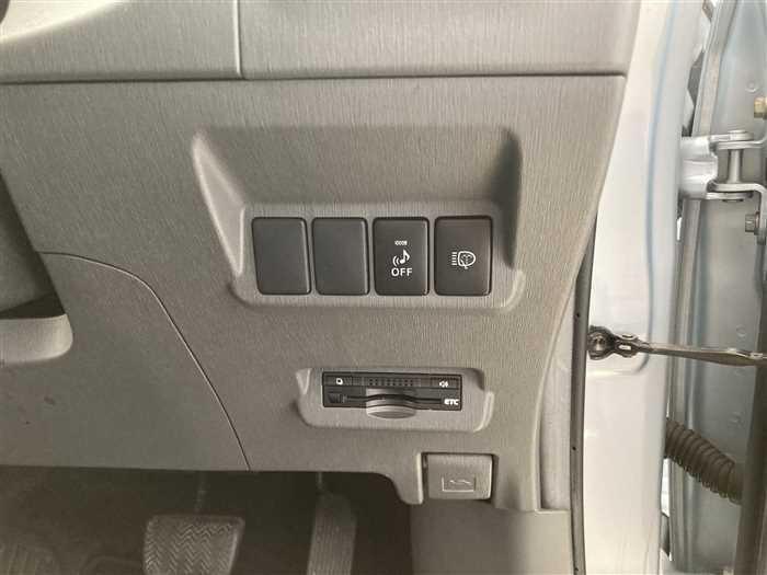 2013 Toyota Prius alpha DAA-ZVW41W (UW-695e10f067d62)[17]