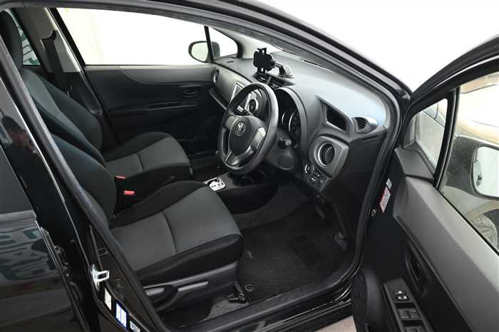 2014 Toyota Vitz DBA-NSP130 (UW-695cb9052eaed)[8]