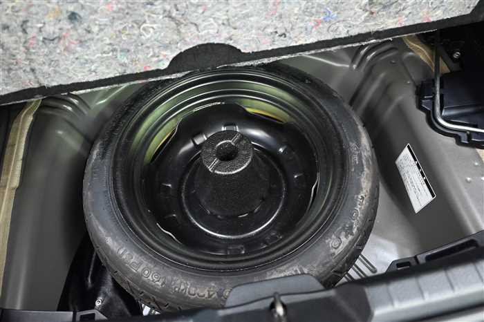 2014 Toyota Vitz DBA-NSP130 (UW-695cb9052eaed)[12]