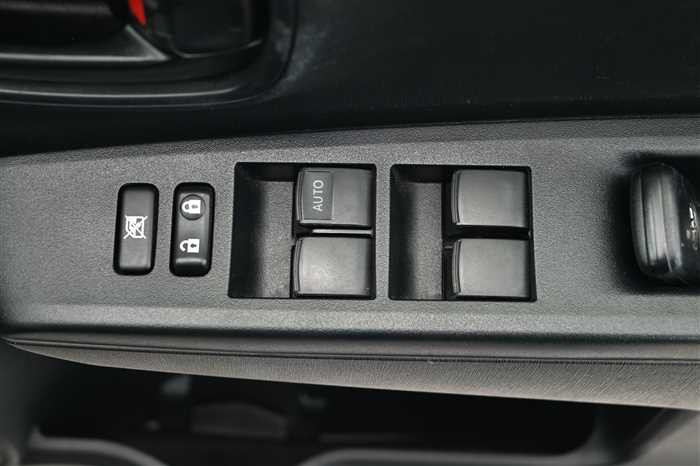 2014 Toyota Vitz DBA-NSP130 (UW-695cb9052eaed)[15]