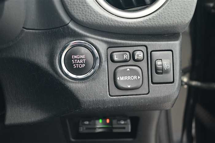 2014 Toyota Vitz DBA-NSP130 (UW-695cb9052eaed)[17]