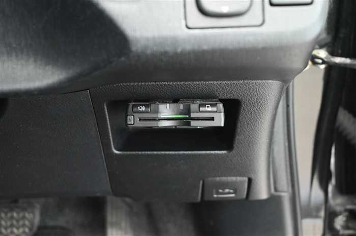 2014 Toyota Vitz DBA-NSP130 (UW-695cb9052eaed)[18]