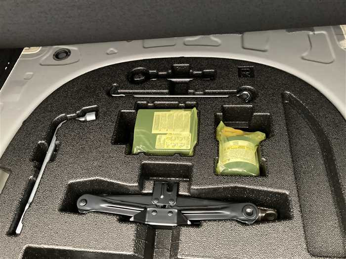 2020 Toyota Camry Hybrid 6AA-AXVH70 (UW-695e110723ab7)[12]