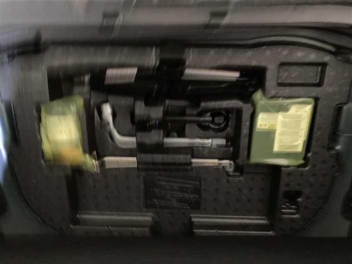 2019 Toyota Corolla Sports 3BA-NRE210H (UW-695e10e96061f)[12]